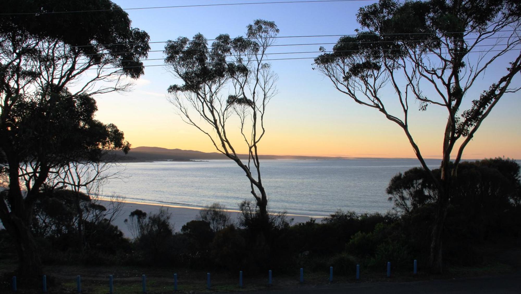 Kingfisher Cottage Beachfront At The Binalong Bay 外观 照片
