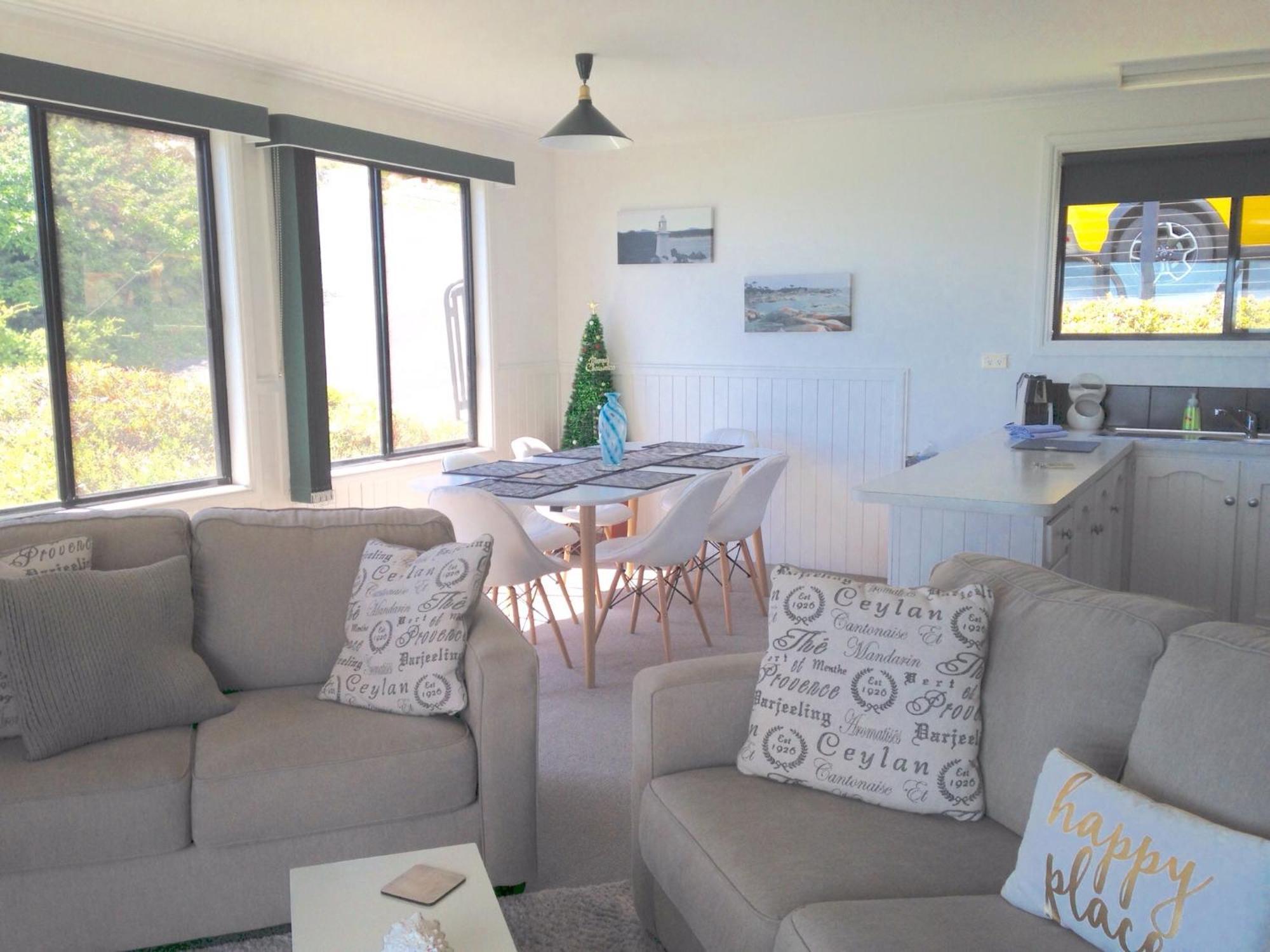 Kingfisher Cottage Beachfront At The Binalong Bay 外观 照片